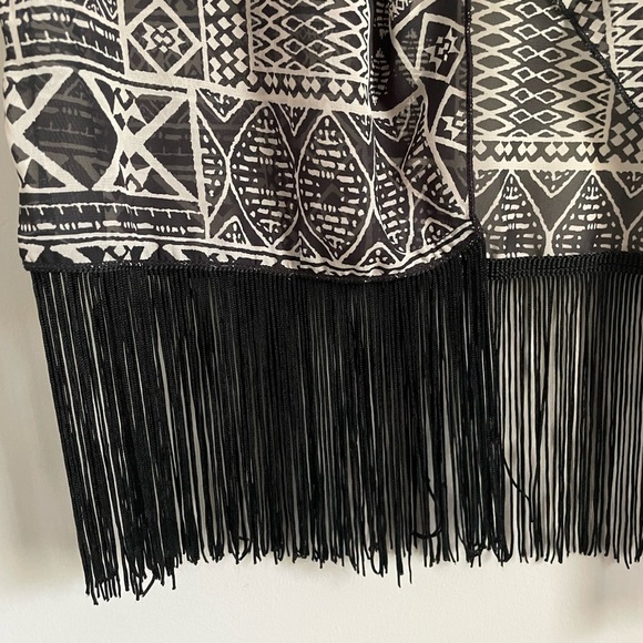 Lularoe Black and White Geometric Monroe Kimono with Black Fringe - Picture 8 of 11